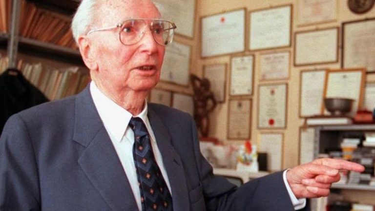 Viktor Frankl di ruang kerjanya untuk menggambarkan hubungan antara filsafat Viktor Frankl dan Stoikisme.